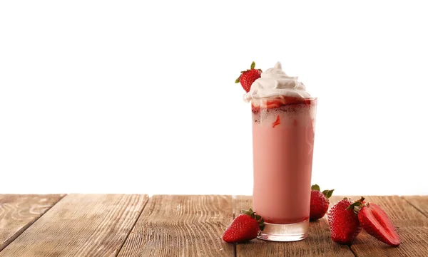 Leckerer Milchshake mit Erdbeere — Stockfoto