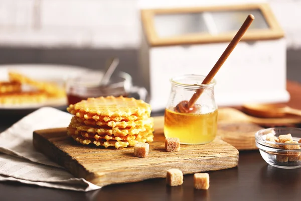 蜂蜜とおいしいワッフル — ストック写真