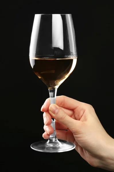 Vrouwelijke hand met glas champagne — Stockfoto
