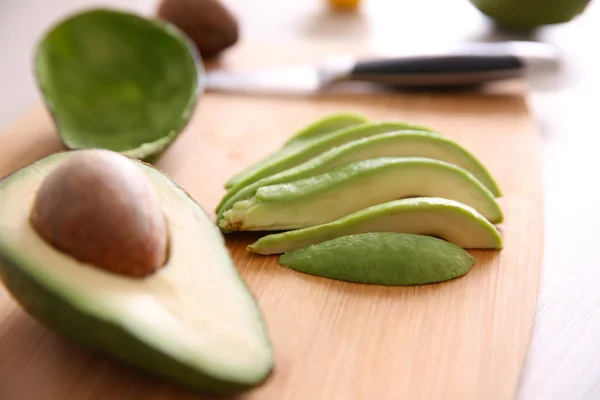 Aguacate fresco en rodajas —  Fotos de Stock