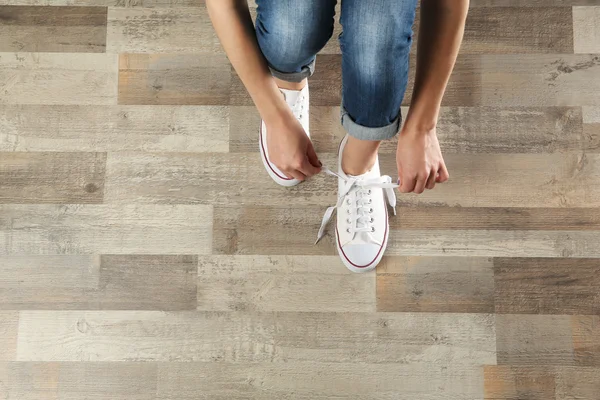 Mujer manos atando zapatos deportivos —  Fotos de Stock