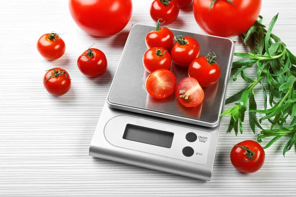 Tomates avec balances numériques de cuisine — Photo