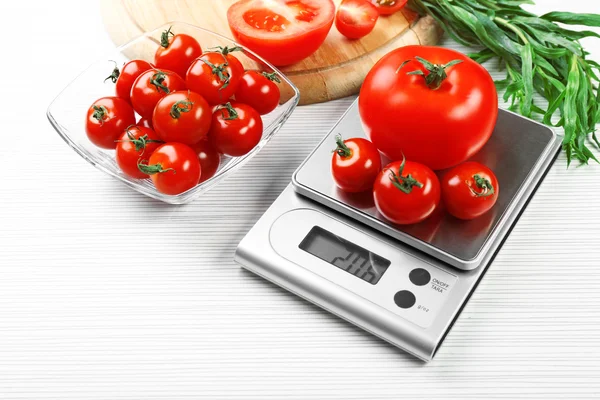 Tomates avec balances numériques de cuisine — Photo