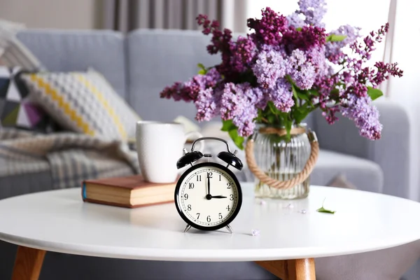 Reloj despertador con ramo de color lila — Foto de Stock