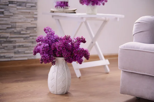 Lilac bouquet in ceramic jar — Stock Photo, Image
