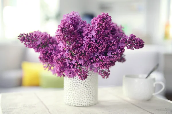 陶瓷罐中的紫丁香花束 — 图库照片