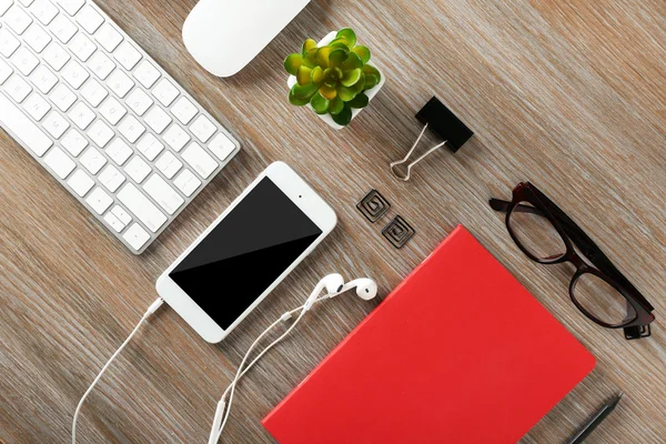 Material de oficina sobre la mesa — Foto de Stock