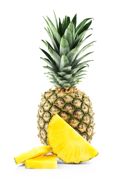 Izole doğranmış ananas — Stok fotoğraf