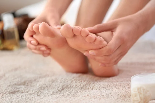 Жінка масажує ноги — стокове фото