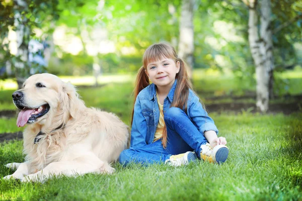 小さな女の子と大きな種類犬 — ストック写真