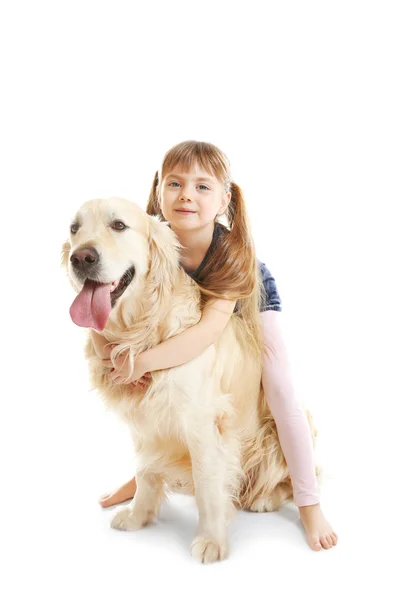 Kleines Mädchen und großer freundlicher Hund — Stockfoto