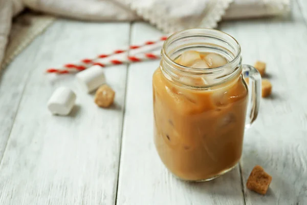 Es kopi dengan susu — Stok Foto