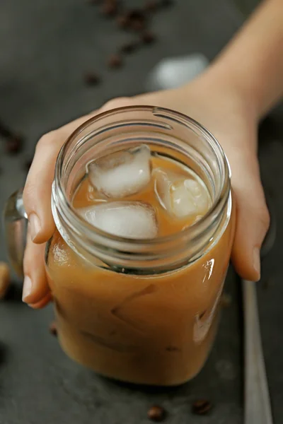 Woman holding iced coffee drink — Stock Photo, Image