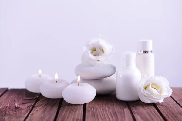 Samenstelling van de spa met kaarsen op lichte achtergrond — Stockfoto
