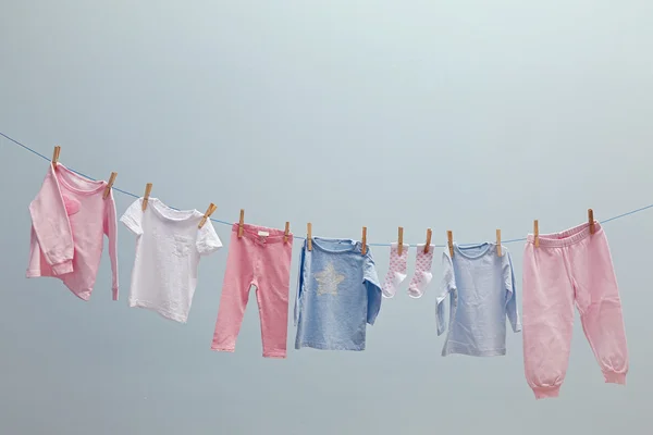Dětské oblečení visí na laně — Stock fotografie