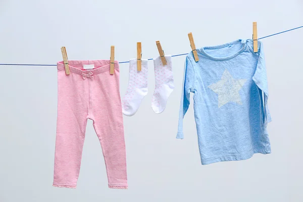 De kleren van de baby opknoping op touw — Stockfoto