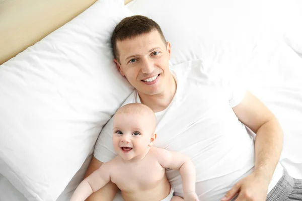 Отец с сыном на кровати — стоковое фото