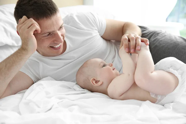 Padre con hijo en la cama — Foto de Stock