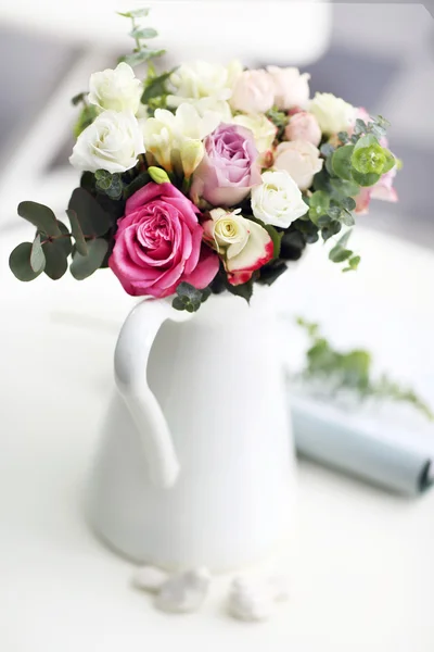 Piękny bukiet kolorowych róż — Zdjęcie stockowe