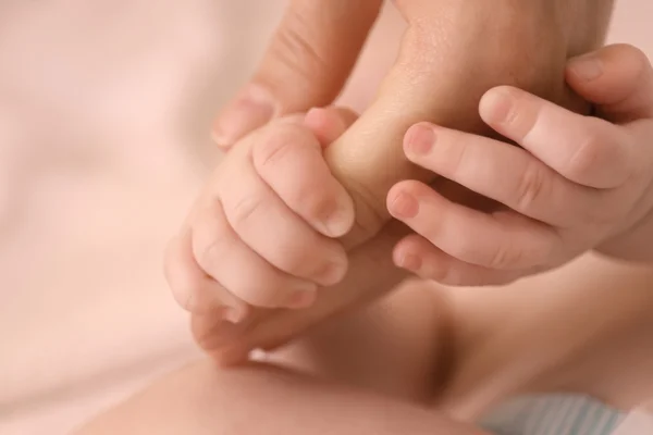 Barnets hand hålla överordnade hand — Stockfoto