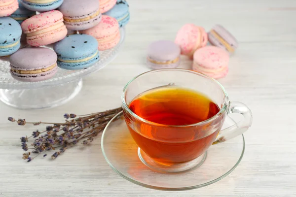 Sabrosos macarrones con té — Foto de Stock