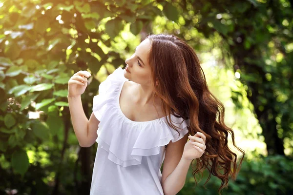 Meisje ontspannen in groen park — Stockfoto