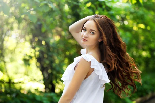 Chica relajante en verde parque — Foto de Stock