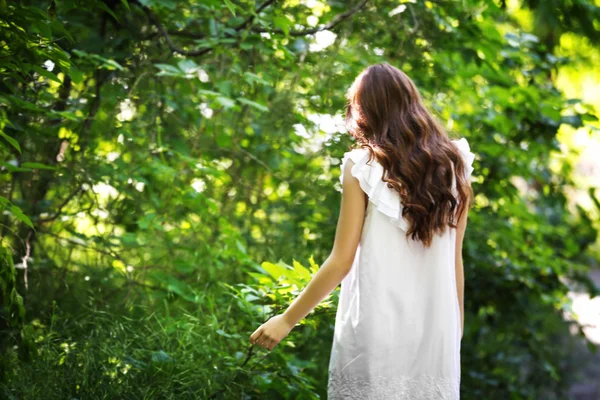 Fille se détendre dans le parc vert — Photo