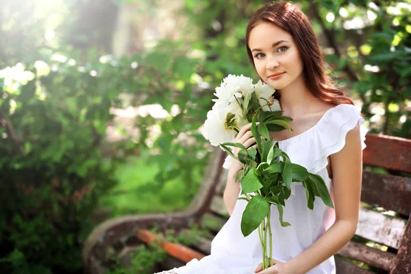 Menina bonita com flores — Fotografia de Stock