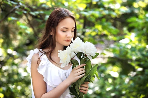 Vacker flicka med blommor — Stockfoto