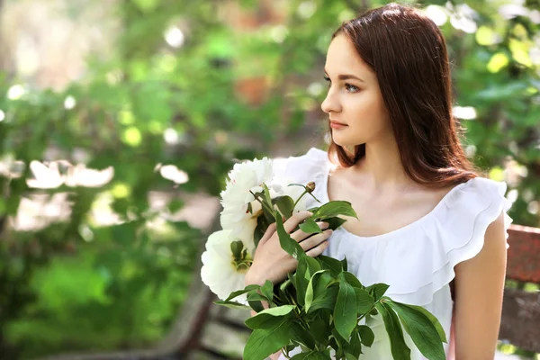 Hermosa chica con flores —  Fotos de Stock