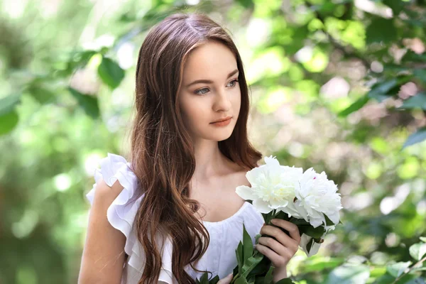 Gyönyörű lány virágokkal — Stock Fotó
