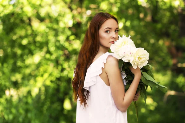 Girl with fresh spring bouquet — Stock Photo, Image