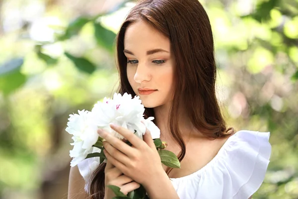 Gyönyörű lány virágokkal — Stock Fotó