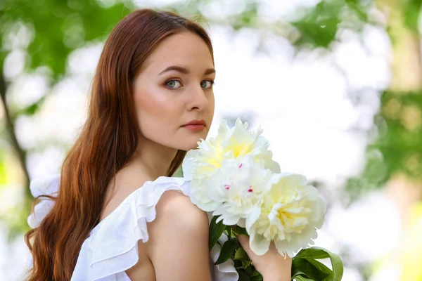 Meisje met verse lente boeket — Stockfoto