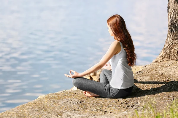 Young girl in lotus position — Stock Photo, Image