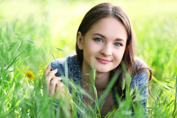 Flicka på grönt gräs — Stockfoto