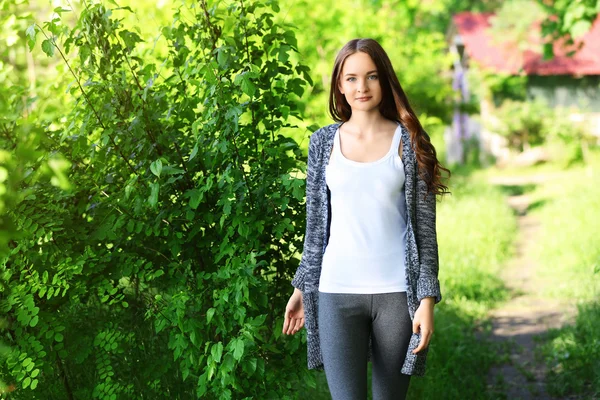 Vacker flicka vandrar i parken — Stockfoto