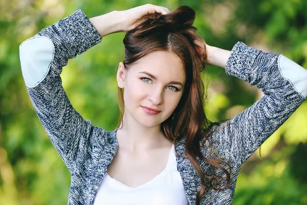 Hermosa chica en el parque — Foto de Stock