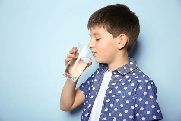 Söt pojke dricksvatten — Stockfoto