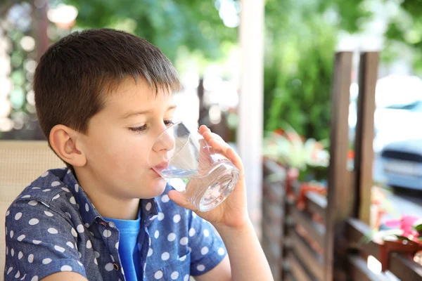 可爱的男孩喝水 — 图库照片