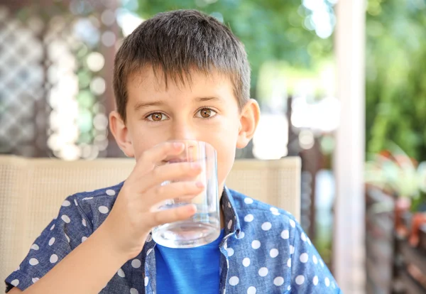Cute chłopiec wody pitnej — Zdjęcie stockowe