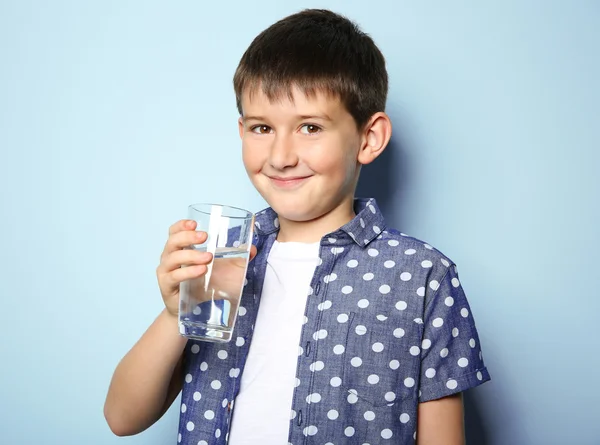 Roztomilý chlapec pitné vody — Stock fotografie