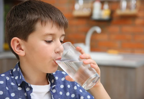 Lindo chico beber agua —  Fotos de Stock