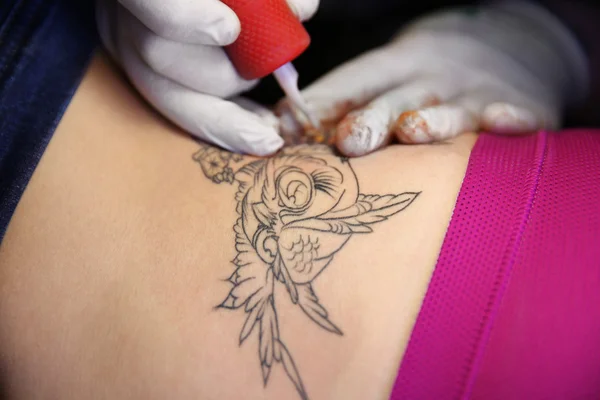 Proces van het maken van tatoeage — Stockfoto