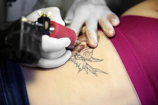 Процес створення татуювання — стокове фото