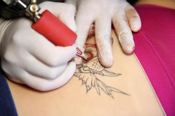Proces van het maken van tatoeage — Stockfoto