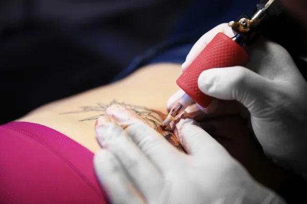 Proceso de hacer tatuaje — Foto de Stock