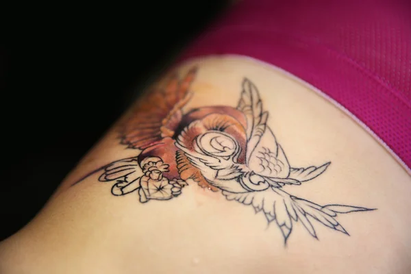 Tattoo uil op vrouw — Stockfoto