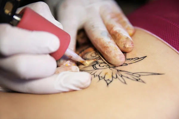 Proceso de hacer tatuaje — Foto de Stock